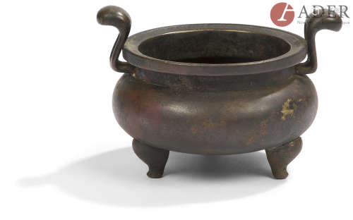CHINE - XIXe siècle Petit brûle-parfum tripode en bronze à patine brune et trace de dorure. Marque