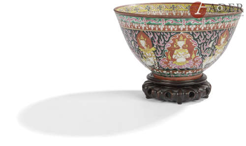 CHINE, Bencharong, pour la Thaïlande Début XIXe siècle Bol en porcelaine émaillée polychrome sur