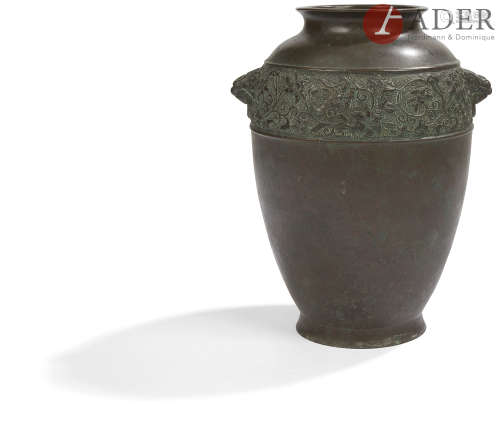 JAPON - Fin XIXe siècle Vase en bronze à patine brune à décor à l'épaulement de frise de rinceaux de