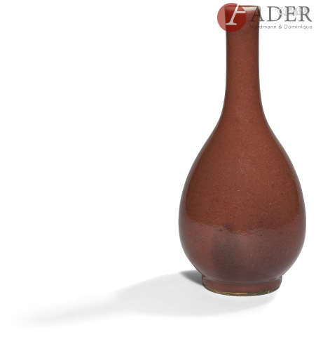 CHINE - XIXe siècle Vase bouteille en grès porcelaineux émaillé rouge dit 