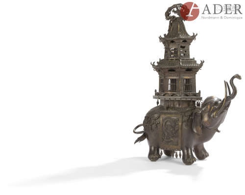 JAPON - Vers 1900 Brûle-parfum en bronze à patine brune en forme d'éléphant portant une pagode sur