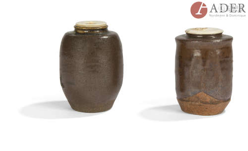 JAPON - XIXe siècle Deux chaïre, l'un cylindrique facetté en grès brun émaillé brun, l'autre de
