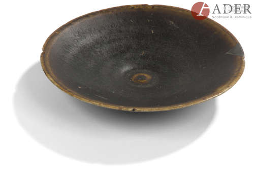 CHINE, Fours de Jian - Époque SONG (960 - 1279) Coupe plate émaillée noir et brun à motif fourrure