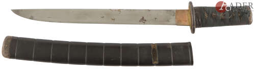 JAPON - XIXe siècle Tanto, fourreau en laque noir, la tsuka en galuchat. Nagasa : 28,2 cm