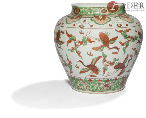 CHINE - XIXe siècle Potiche en porcelaine émaillée jaune, vert et rouge de fer à décor de grues en