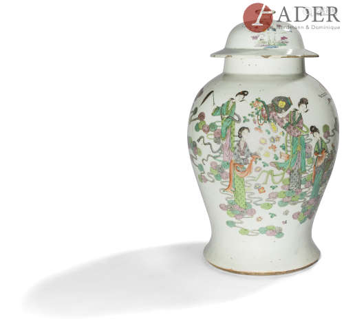 CHINE Potiche couverte en porcelaine émaillée polychrome à décor de femmes et de grues dans les