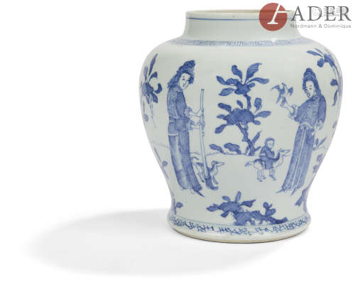 CHINE Potiche balustre en porcelaine bleu blanc à décor de personnages vêtus et coiffés à l'