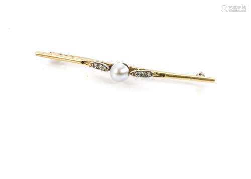 A vintage 18ct gold and pearl bar brooch, with single white pearl to centre and heightened by