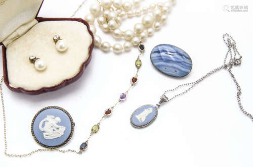 A collection of jewellery, including a 9ct gold and garnet necklace, a white and black pearl