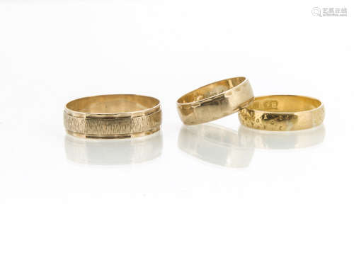 Three gold rings, comprising a 22ct gold Bravingtons wedding band with engraved decoration,