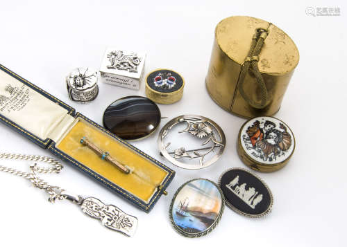 A quantity of miscellaneous silver and hardstone jewellery, including a banded agate brooch, a