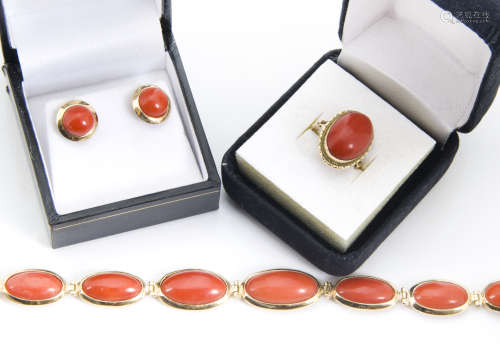 A matched suite of coral jewellery, comprising a yellow metal oval linked bracelet marked 750 to box