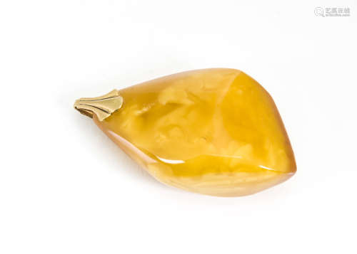 An amber boulder pendant, the yellow stone with gilt metal bale, 13g
