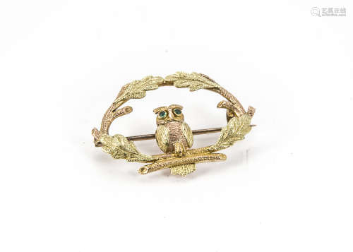 A vintage 9ct gold brooch, modelled as an owl sitting with leaf surround with green stone eyes, 3.3g