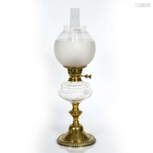 Brass and glass oil lamp Victorian, with clear glass reservoir, supported by a brass column,