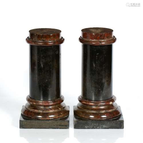 Pair of marble short columns on black marble bases, 31cm high
