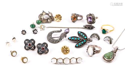 Collection of miscellaneous jewellery including earrings, moonstone brooch etc