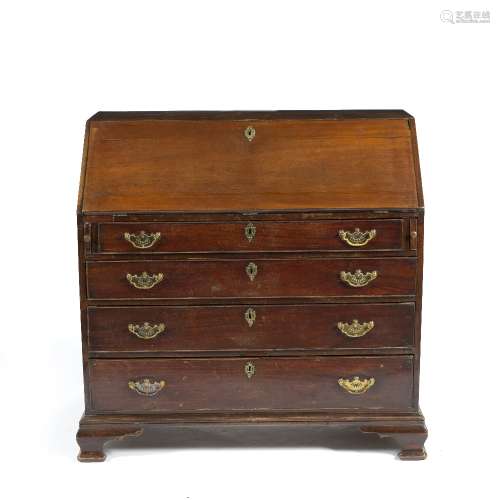 Mahogany bureau George III, with a fitted interior revealing a central compartment inlaid with bone,