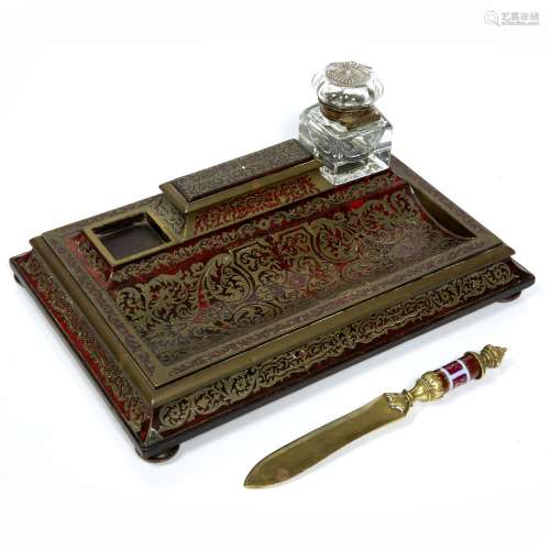Boulle desk stand surmounted with a sarcophagus box with a hinged lid, flanked by a clear glass