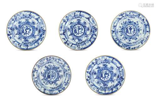 A SET OF FIVE CHINESE BLUE AND WHITE DISHES. Qing Dynasty, Kangxi period. The central raised boss