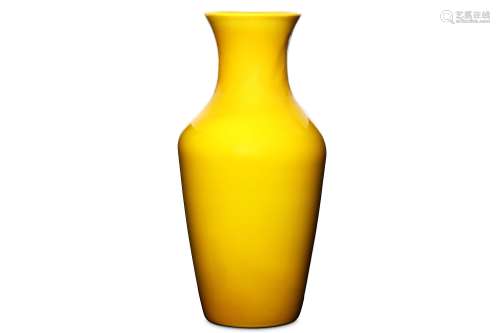A LARGE CHINESE YELLOW PEKING GLASS BALUSTER VASE. 20th Century. With a plain body and a waisted