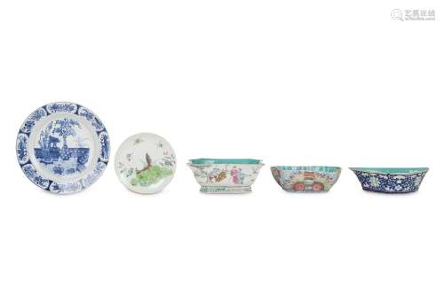 A CHINESE BLUE AND WHITE 'ANTIQUES' DISH AND A FAMILLE ROSE 'BUTTERFLIES' SAUCER.  Qing Dynasty.