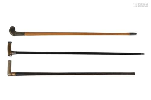 THREE WALKING STICKS WITH RHINOCEROS HORN HANDLES. Circa 1900. 84-90cm long. (3) 約一九零零   鑲犀角把手拐杖三只