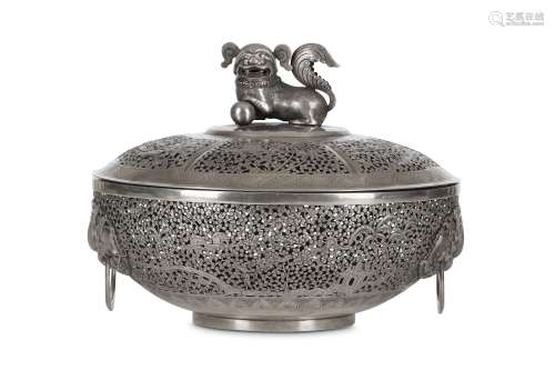 A CHINESE EXPORT SILVER RETICULATED BOX AND COVER. 19th Century. The reticulated body decorated with