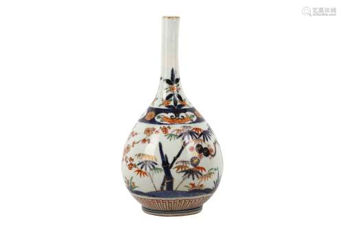 AN IMARI BOTTLE. Late 17th/early 18th Century. Of ovoid form with tall cylindrical neck, decorated
