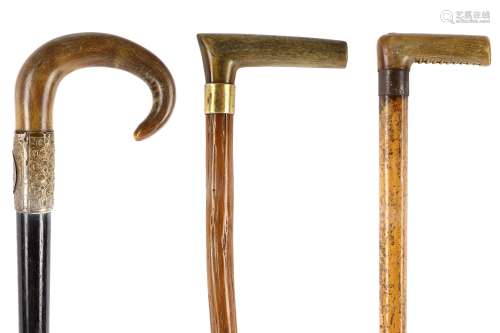 THREE WALKING STICKS WITH RHINOCEROS HORN HANDLES. Circa 1920. 87-90cm long. (3) 約一九二零   鑲犀角把手拐杖三隻