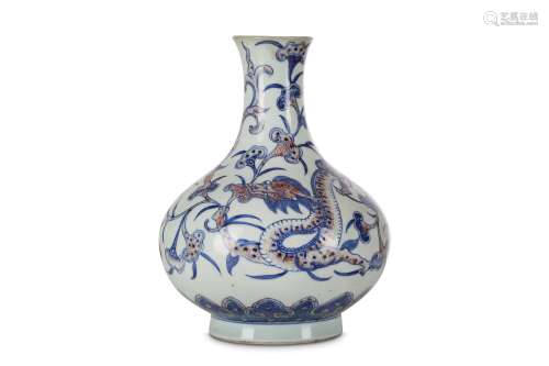 A BLUE AND WHITE UNDERGLAZE RED DRAGON VASE. 18th Century. A blue and white and underglaze red-