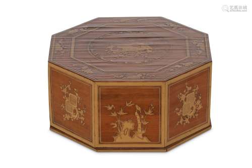 A CHINESE OCTAGONAL BAMBOO-VENEER BOX. Late Qing Dynasty. Decorated to the cover with a roundel