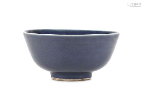 A CHINESE BLUE-GLAZED BOWL. Qing Dynasty. Decorated with an even dark blue glaze draining from the