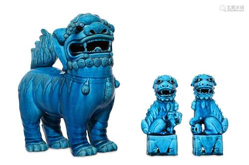 THREE TURQUOISE-GLAZED BUDDHIST LION DOGS. 16-28cm H. (3) 松石綠地佛獅三件