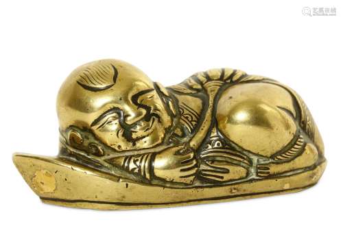 A CHINESE GOLD-SPLASHED BRONZE 'BOY' PAPERWEIGHT. 17th/18th century. Cast as a small child curled