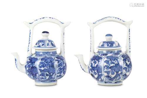 A PAIR OF CHINESE BLUE AND WHITE TEAPOTS AND COVERS. Qing Dynasty, Kangxi period. Of globular