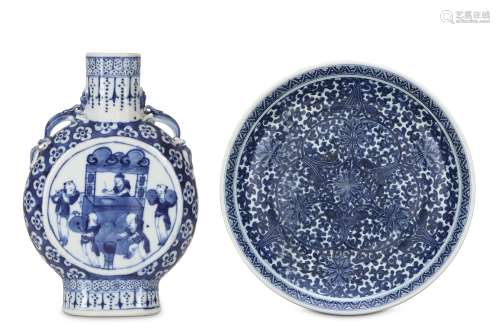 A LARGE CHINESE BLUE AND WHITE 'LOTUS' CHARGER. Qing Dynasty. Painted with stylised flower heads and