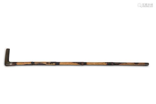 A STICK WITH RHINOCEROS HORN HANDLE. Circa 1900. 91.5cm long. 約一九零零   鑲犀角把手拐杖