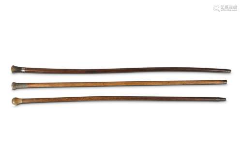 THREE WALKING STICKS WITH RHINOCEROS HORN HANDLES.  Circa 1900. 89-91cm long. (3) 約一九零零   鑲犀角把手拐杖三只