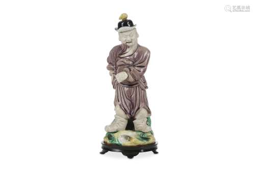 A CHINESE FAMILLE VERTE FIGURE OF A WARRIOR. Qing Dynasty. Standing, wearing long robes, military
