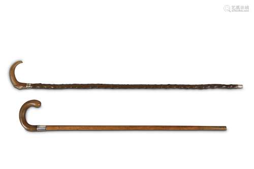 TWO CANES WITH RHINOCEROS HORN HANDLES. Circa 1900. 78-88cm long. (2) 約一九零零   鑲犀角拐杖兩只