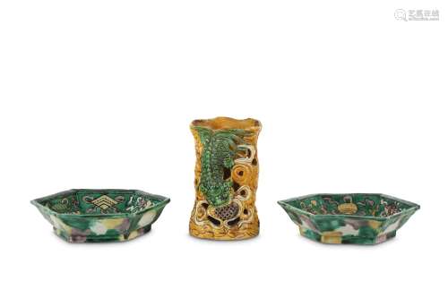 A PAIR OF CHINESE HEXAGONAL WUCAI SWEETMEAT DISHES. Qing Dynasty. Decorated to the interior with a