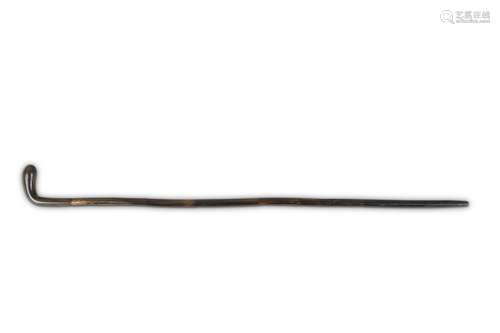 A CANE WITH SPHERICAL RHINOCEROS HORN HANDLE.  Circa 1900. 91cm long. 約一九零零   鑲犀角把手拐杖