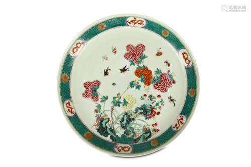 A LARGE CHINESE FAMILLE ROSE ‘PEONIES’ DISH. Qing Dynasty, 19th Century. Decorated with a central