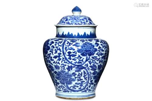 A CHINESE BLUE AND WHITE 'LOTUS' BALUSTER JAR AND COVER. 17th Century. The ovoid body painted with