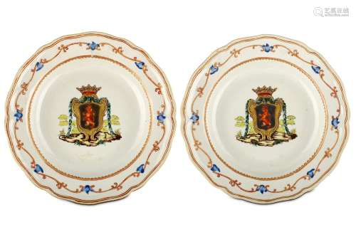 FIVE CHINESE ARMORIAL DISHES. Qing Dynasty, Qianlong period. Comprising: two dishes with the coat of