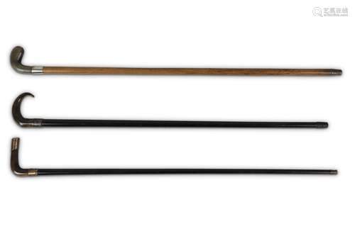 THREE WALKING STICKS WITH RHINOCEROS HANDLE.  Circa 1900. 86-92cm long. (3) 約一九零零   鑲犀角把手拐杖三只