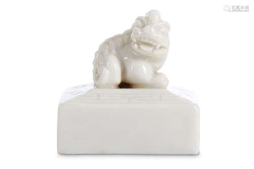 A CHINESE SQUARE DEHUA 'LION' SEAL. Incised with four characters and a lion dog finial within a