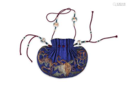 A CHINESE EMBROIDERED SILK SNUFF BOTTLE POUCH.  Late Qing Dynasty. One side in vivid blue, the other