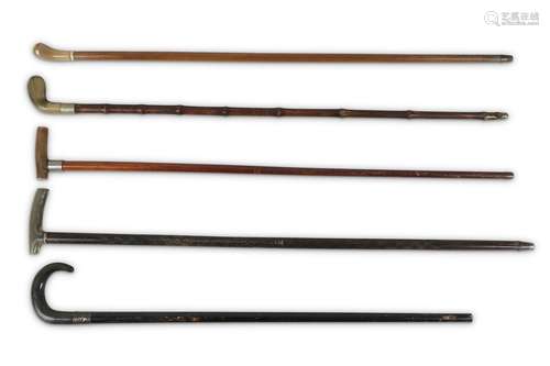 FIVE WALKING STICKS WITH RHINOCEROS HORN HANDLE. Circa 1900. 80-92.5cm long. (5) 約一九零零   鑲犀角把手拐杖五只